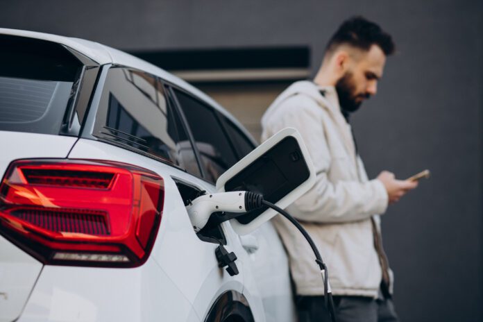 Vânzările globale de mașini electrice ating un nou record