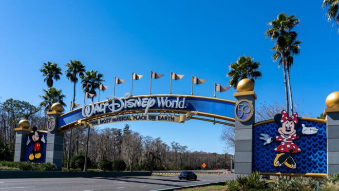 Disney investește 1 miliard de dolari în OpenAI și deschide universurile sale pentru AI