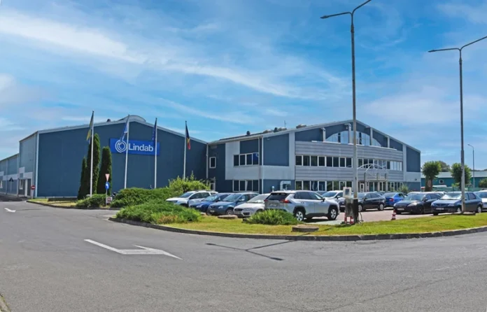 Lindab își încheie activitatea în România: fabrica și echipa ajung la investitori slovaci