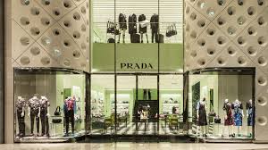 Prada finalizează achiziția Versace într-o tranzacție de 1,375 miliarde de dolari