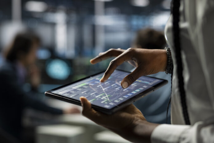 România intră în economia infrastructurii digitale: capital mare sus, presiune jos