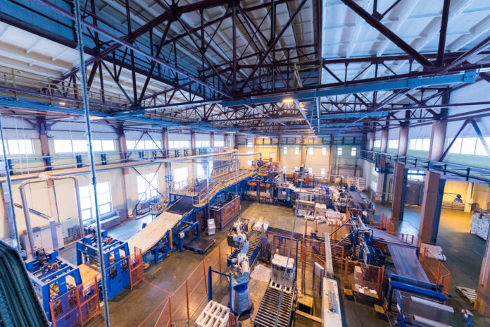 România încearcă să treacă de la economie de consum la economie de producție, dar antreprenorii mici se mișcă în direcția opusă: mai multă prudență, forme juridice mai simple și risc mai mic.