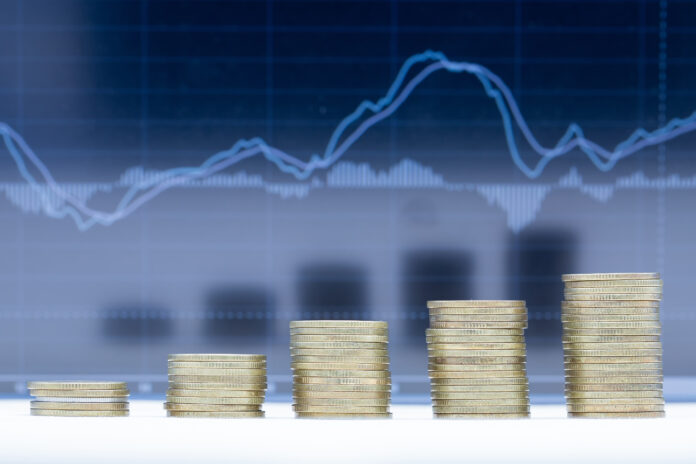 România intră în economia alegerilor selective: nu dispare cererea, dar se schimbă direcția banilor